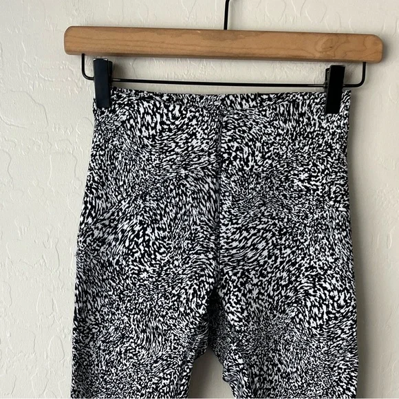 Lululemon InStill High-Rise Tights Warped Grain Alpine White Black 4